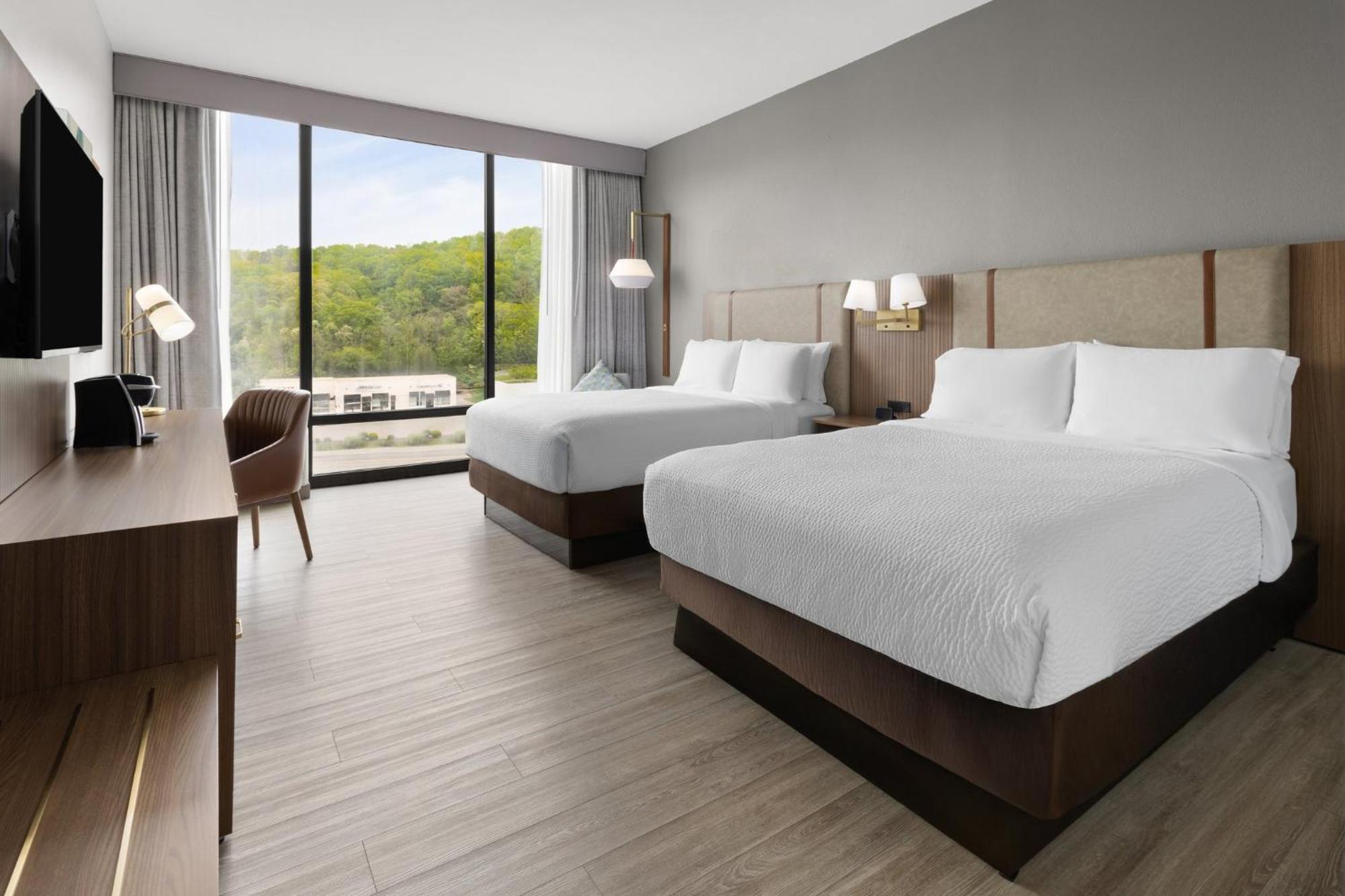 Queen Room Two Queen Beds Mountain View Non-Smoking,1693282911:JPEG